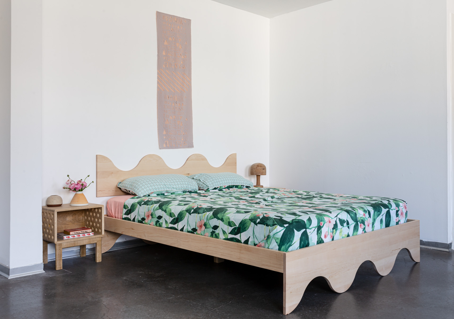 Wave bed. מיטה מיטת עץ