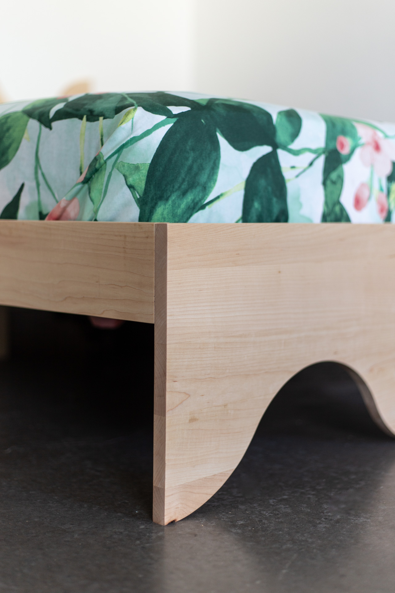 Wave bed. מיטה מיטת עץ