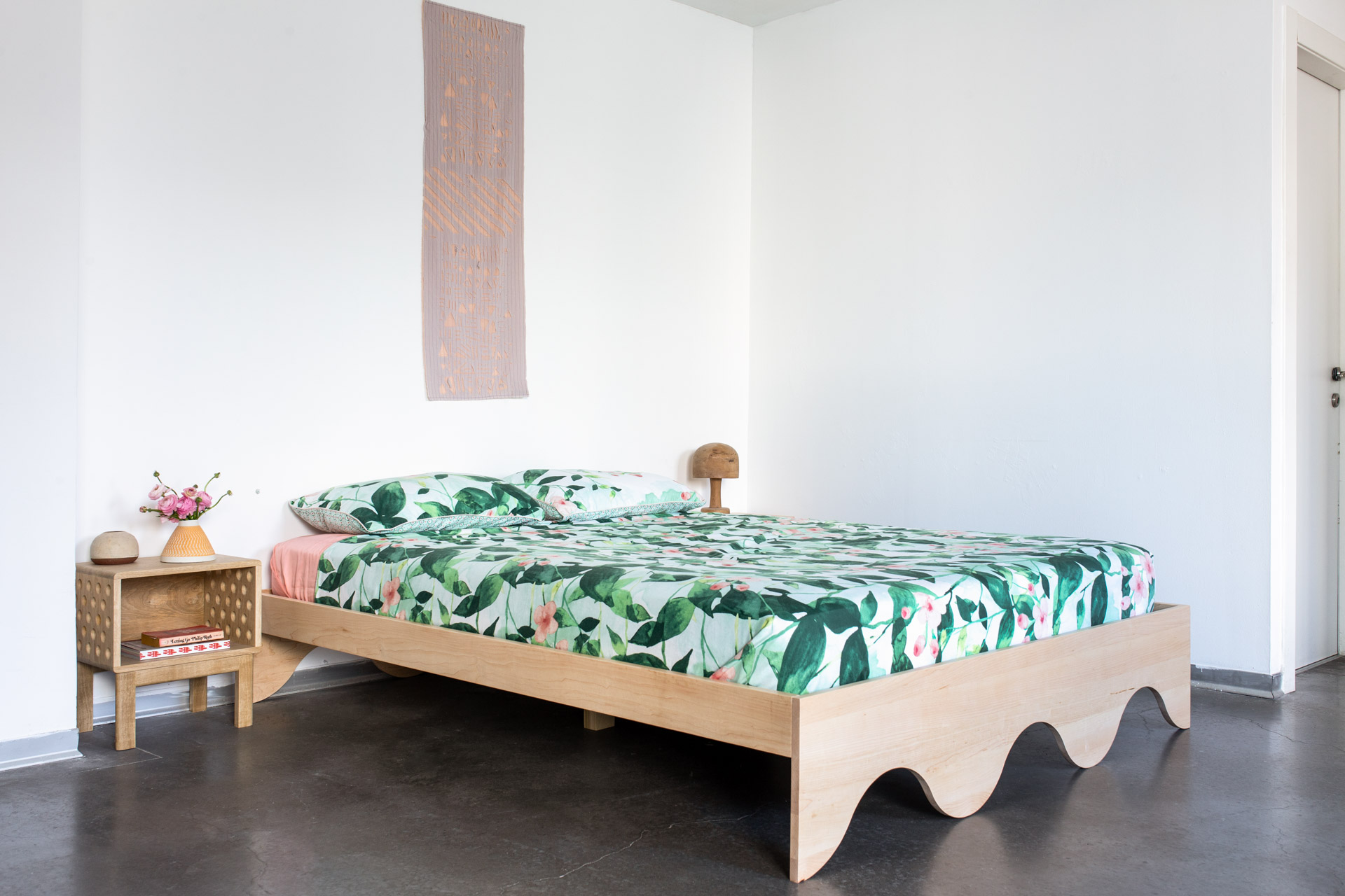 Wave bed. מיטה מיטת עץ