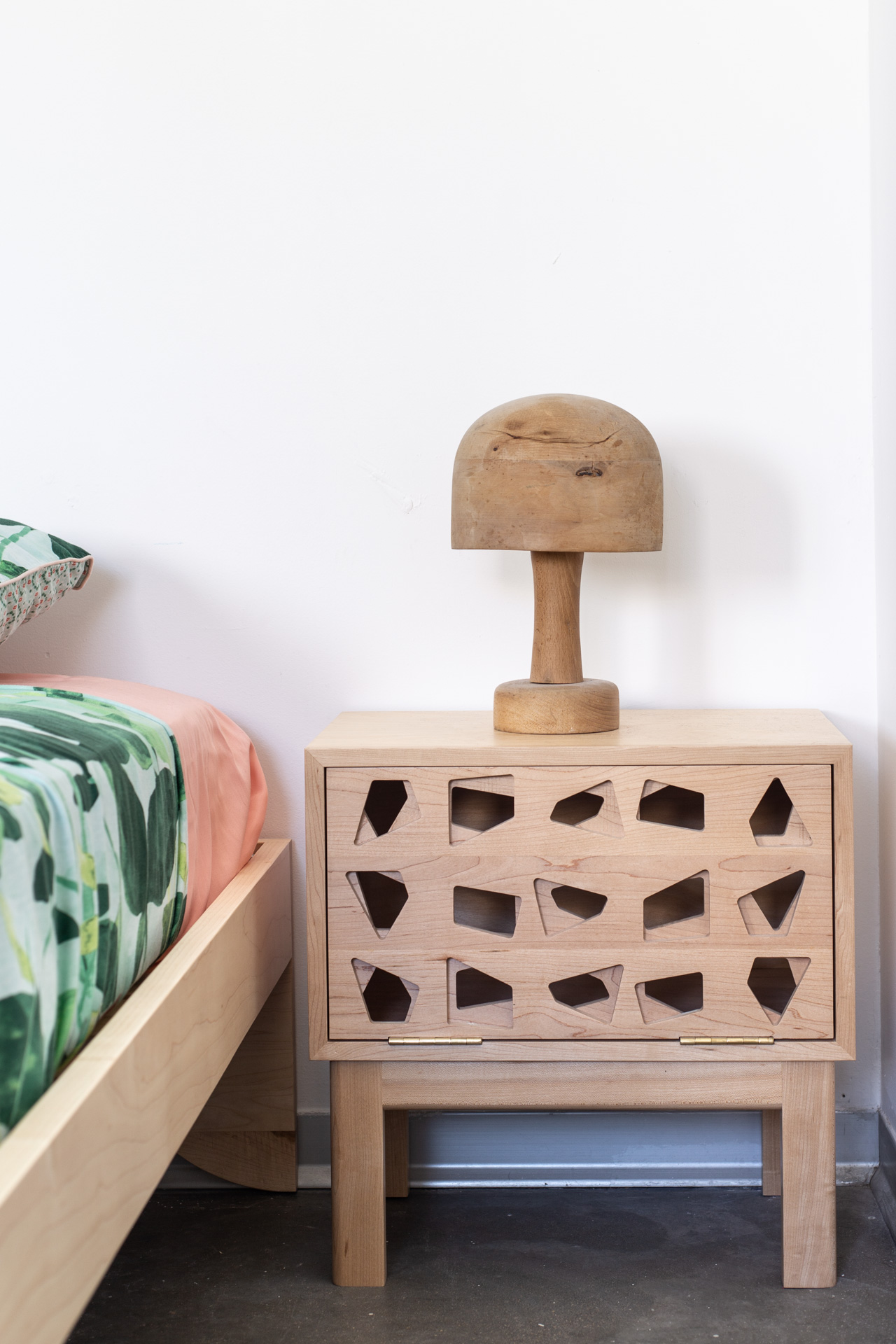 Cutout nightstand. שידת צד שידת לילה