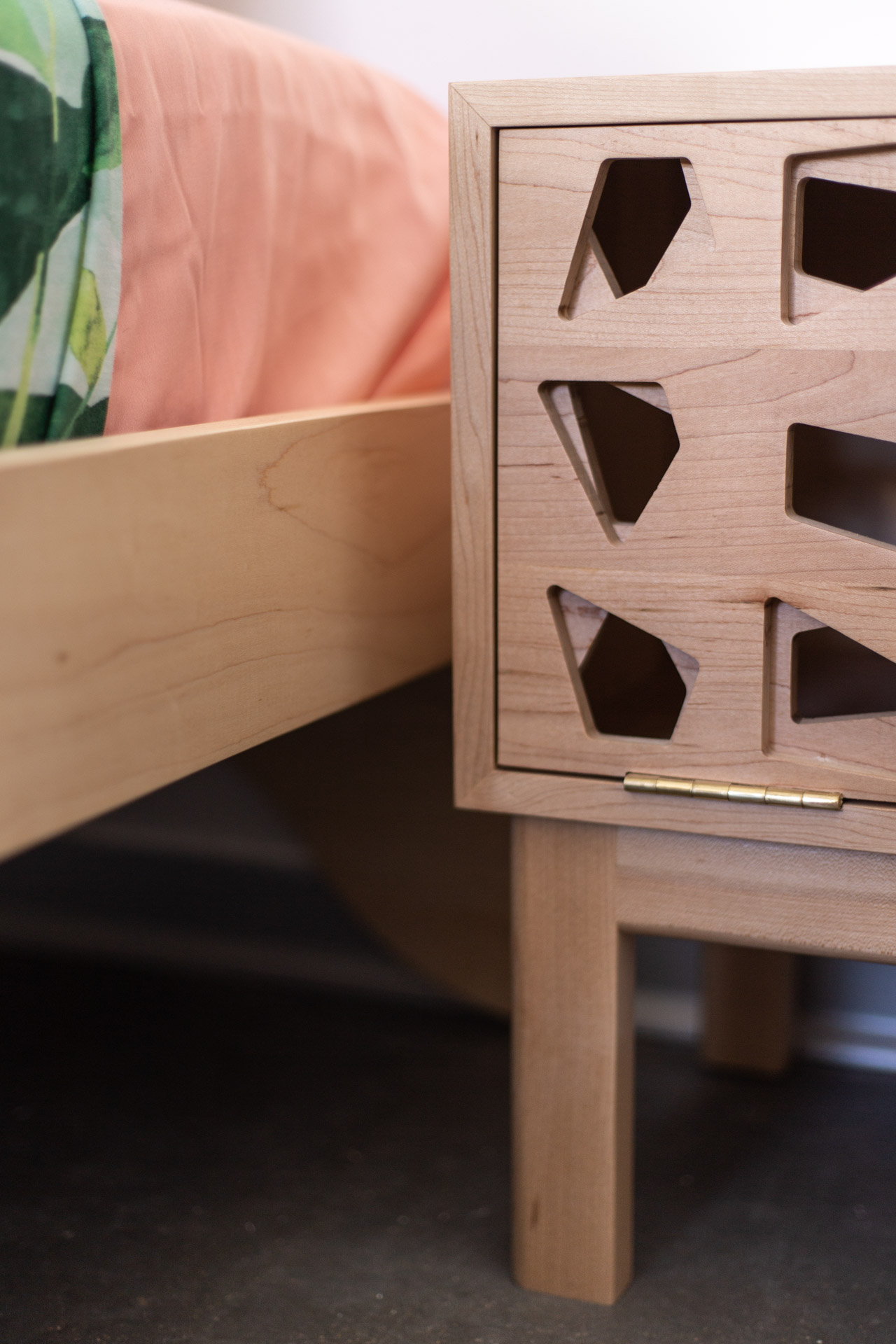 Cutout nightstand. שידת צד שידת לילה