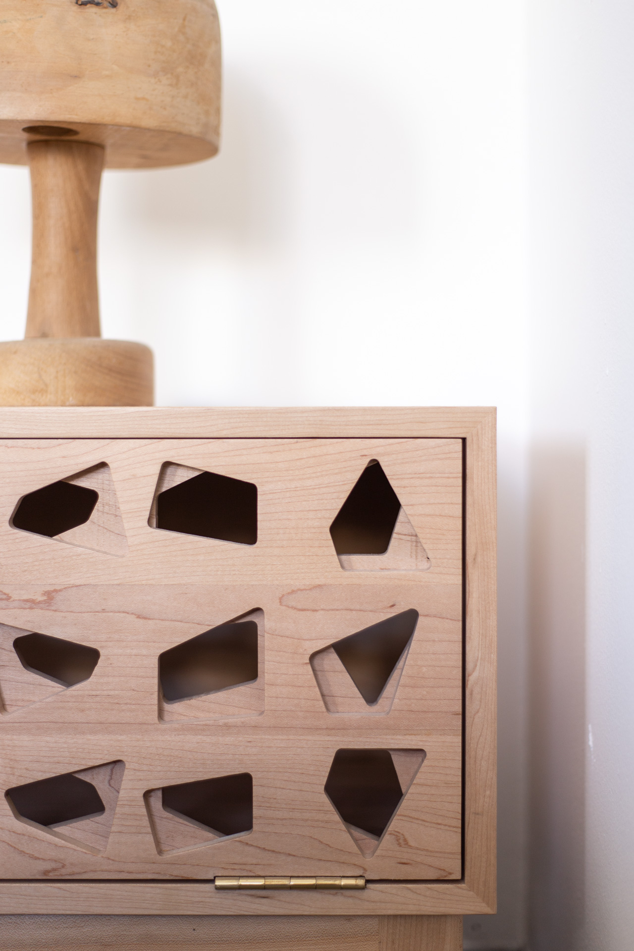 Cutout nightstand. שידת צד שידת לילה