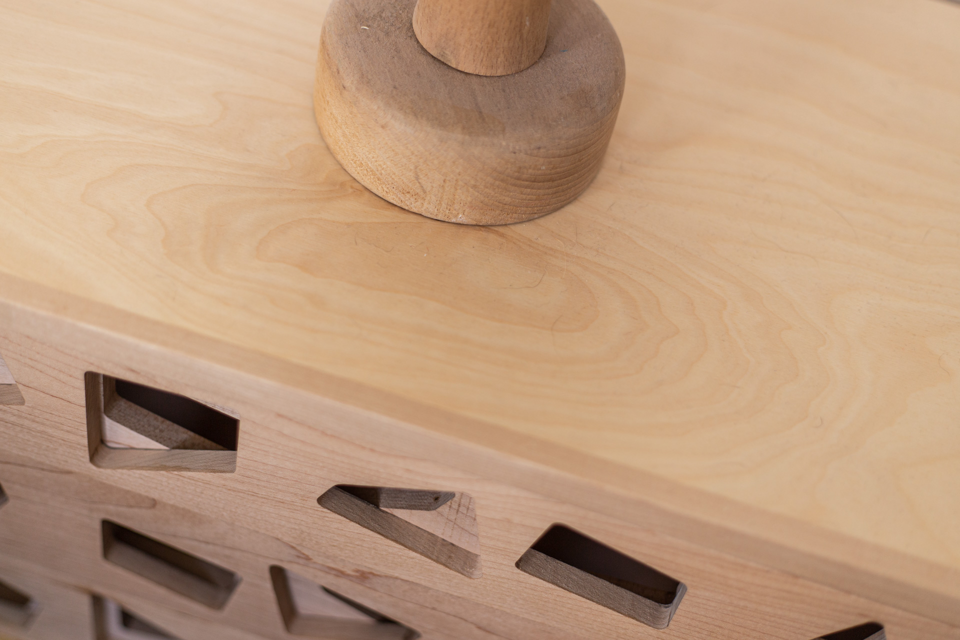 Cutout nightstand. שידת צד שידת לילה