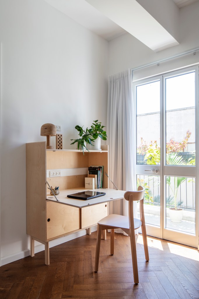 מכתבה מעוצבת - מכתביה בהתאמה אישית - שולחן כתיבה נורדי - שולחן עבודה נורדי - רהיט מיוחד, עבודת יד, עיצוב ישראלי