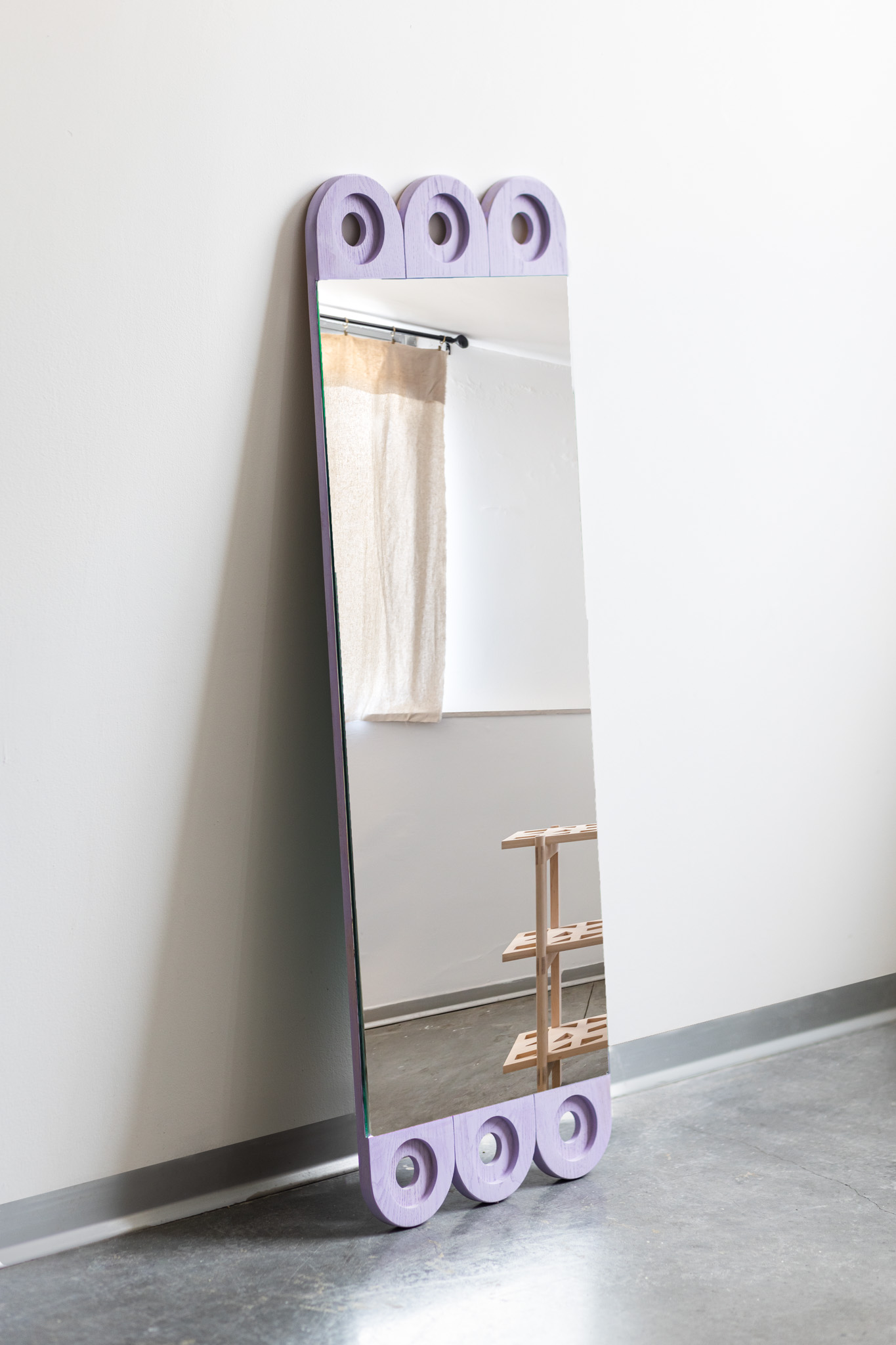 מראת גוף, מראה עם מסגרת עץ מעוצבת, מראה בהתאמה אישית, אובייקטים מעוצבים לחדר כניסה, דקורציה, אקססוריז לבית, פריטי סטיילינג, עבודת יד עיצוב ישראלי