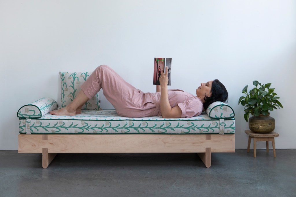 ספסל ענק ללובי - דייבד - ספה ללא גב - daybed - ספסל מרופד
ניתן להזמין במידות שונות וסוגי עצים שונים - רהיט בהתאמה אישית - עבודת יד - עיצוב ישראלי