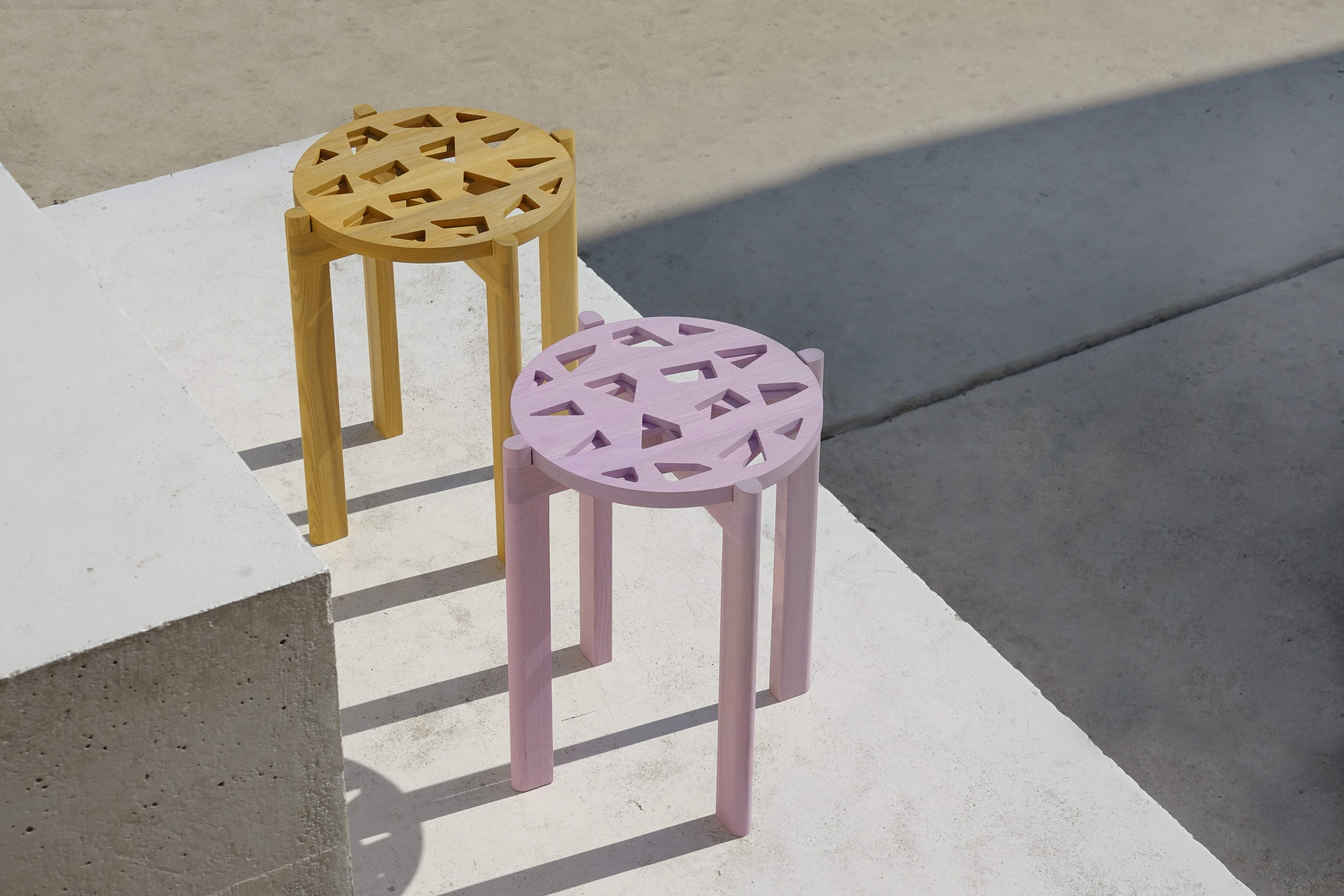 שרפרפים צבעוניים עם פלטה עליונה שהיא יצירת אומנות אבסטרקטית. יכולים לשמש כשולחנות צד