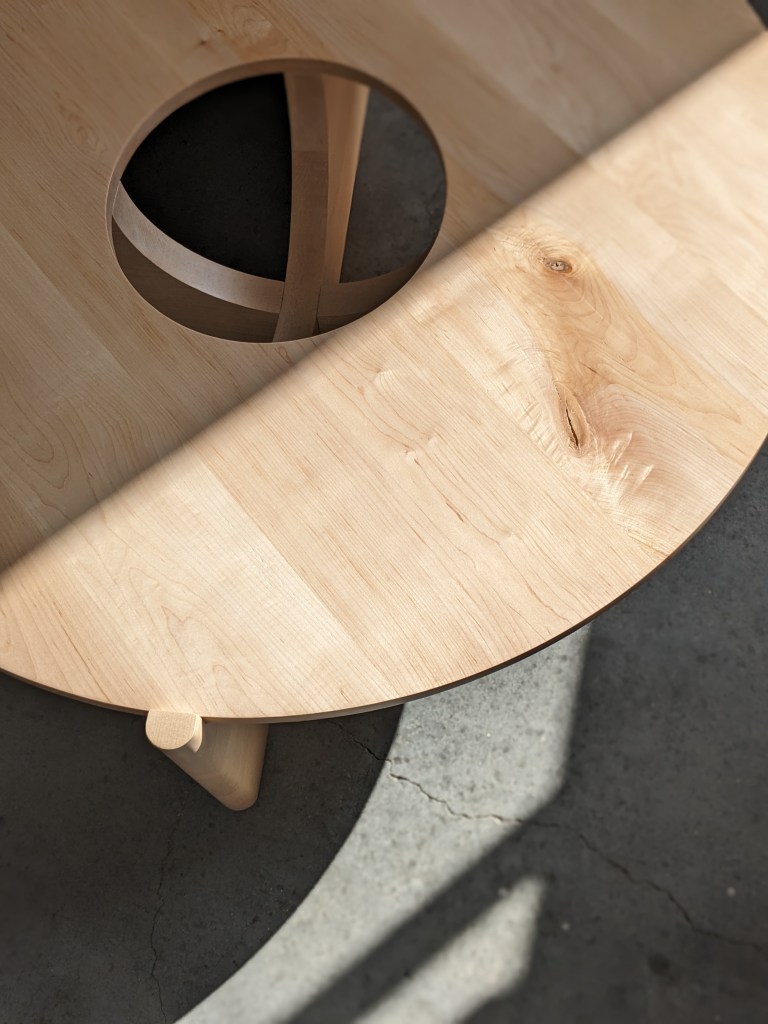 שולחן קפה מיוחד במינו, עץ מייפל מלא, עבודת יד