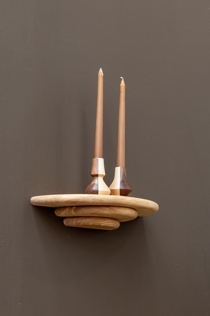 מדף כניסה מעוצב, מדפי עץ  מיוחדים, מדפון, שידת צד מיוחדת, שידת לילה מעוצבת, חדר שינה מינימליסטי, רהיט עץ בהתאמה אישית. עיצוב ישראלי, עבודת יד