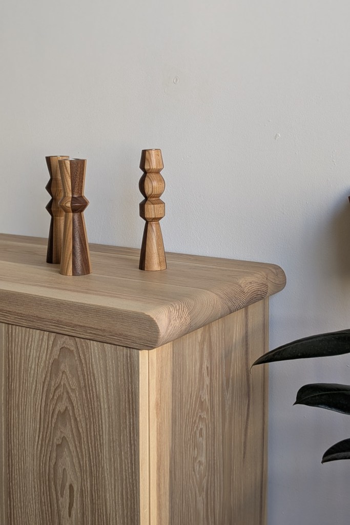 שידת כניסה מיוחדת במינה - שידה מעוצבת בהאתמה אישית, רהיטים מעוצבים, ידיות עץ יחודיות. עיצוב ויצור ישראלי, עבודת יד.