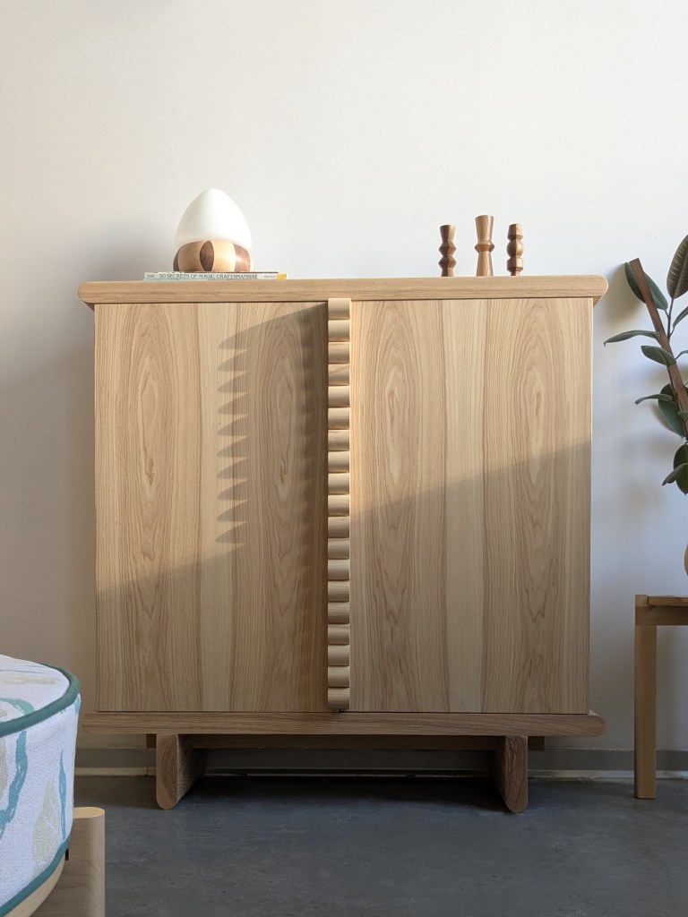 שידת כניסה מיוחדת במינה - שידה מעוצבת בהאתמה אישית, רהיטים מעוצבים, ידיות עץ יחודיות. עיצוב ויצור ישראלי, עבודת יד.