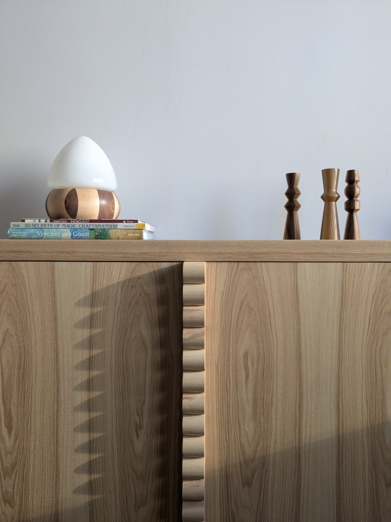 שידת כניסה מיוחדת במינה - שידה מעוצבת בהאתמה אישית, רהיטים מעוצבים, ידיות עץ יחודיות. עיצוב ויצור ישראלי, עבודת יד.