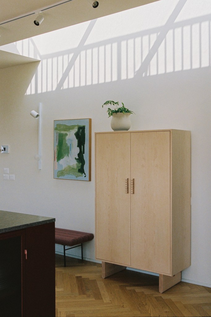 ארון כניסה מעוצב בהתאמה אישית עם פרטים מיוחדים בידיות וברגליים