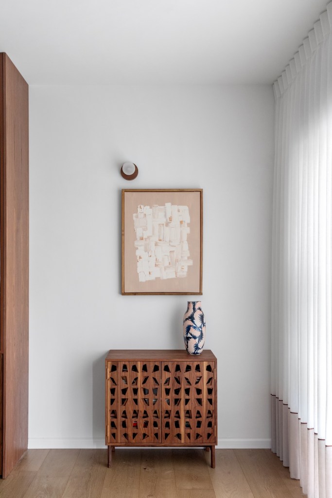 שידת כניסה מיוחדת במינה, שידה מעוצבת, אחסון מעניין, עץ אגוז מלא. שידה שיצרתי בהזמנה ללקוחה, והתאמתי לצרכיה. עיצוב ישראלי, עבודת יד