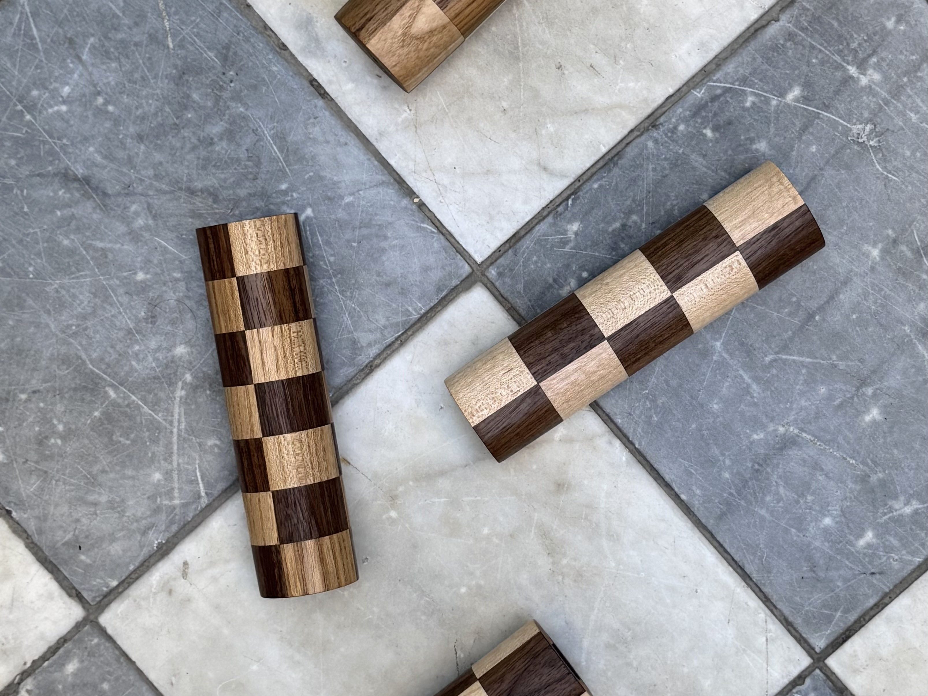 פמוטי עץ מעוצבים בעבודת יד. כל פמוט הוא פסל קטן.
רעיון למתנה לחג