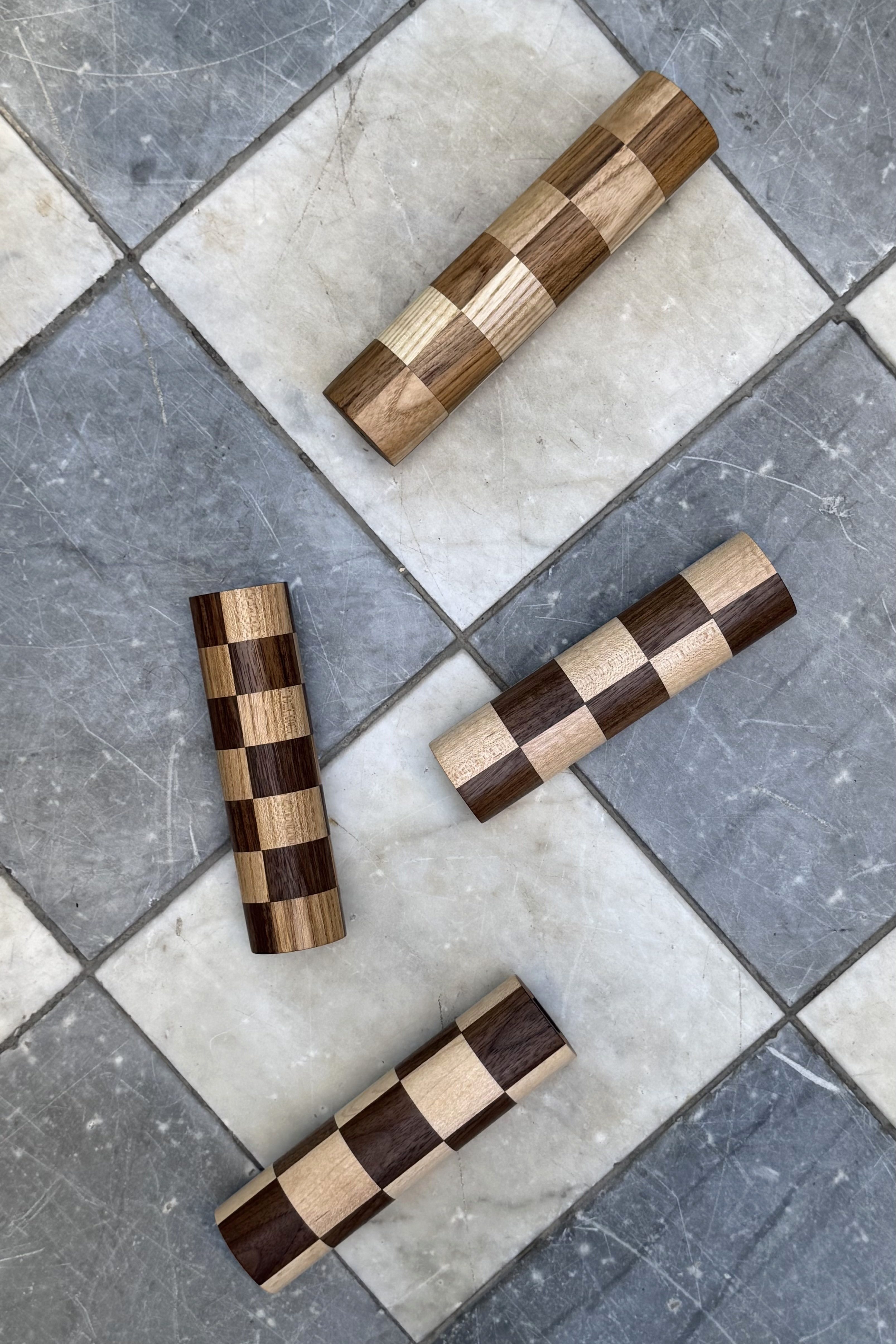  פמוטים מעוצבים לנרות שולחן. כל פמוט הוא פסל עץ קטן ואישי, המיוצר בעבודת יד.