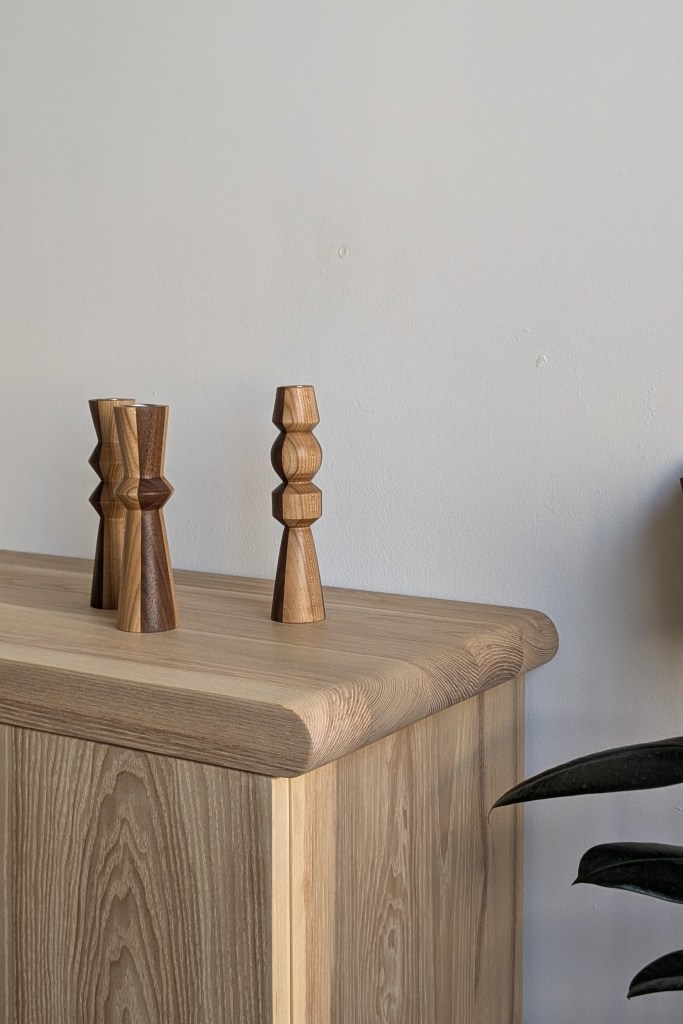  פמוטים לנרות שולחן - פמוטים מפוסלים - פמוטי עץ - פמוט עבודת יד - פמוטים מיוחדים - פריטי עיצוב ישראלי

הדלקת נרות מזמינה רגעים של קרבה וכוונה. 

כל פמוט מיוצר בעבודת יד במחרטה, ולכן אין שניים זהים.

פמוטים שהם פסלים מיוחדים, אותם אני יוצרת בעבודת יד פה בתל אביב. כל פמוט הוא מיוחד במינו