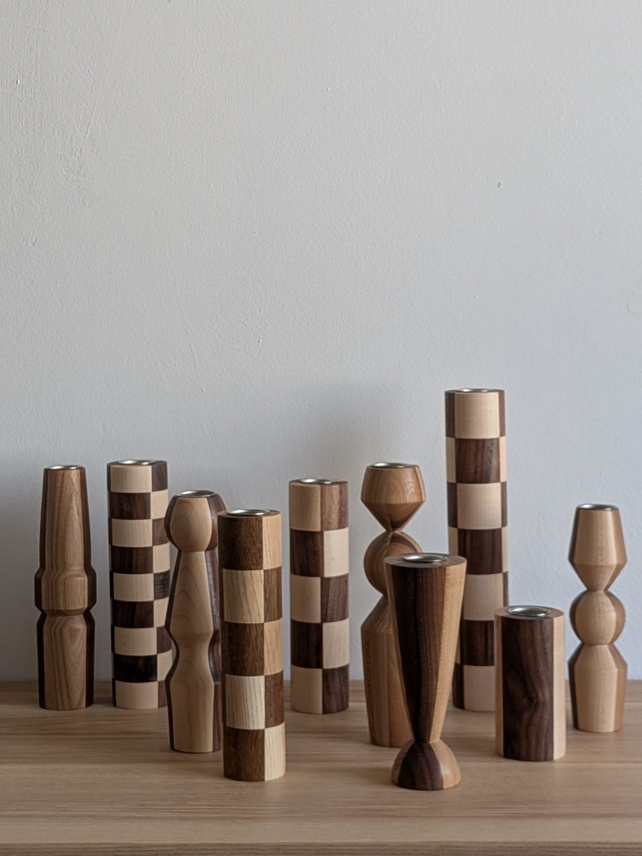 פמוטי עץ מיוחדים לנרות שולחן, מפוסלים בעבודת יד, מושלמים כמתנות לחג או כפריט עיצוב ייחודי לבית. כל פמוט הוא פסל קטן ואישי. פמוטי עץ מיוחדים לנרות שולחן, מפוסלים בעבודת יד, מושלמים כמתנות לחג או כפריט עיצוב ייחודי לבית. כל פמוט הוא פסל קטן ואישי. שילובי עץ שונים