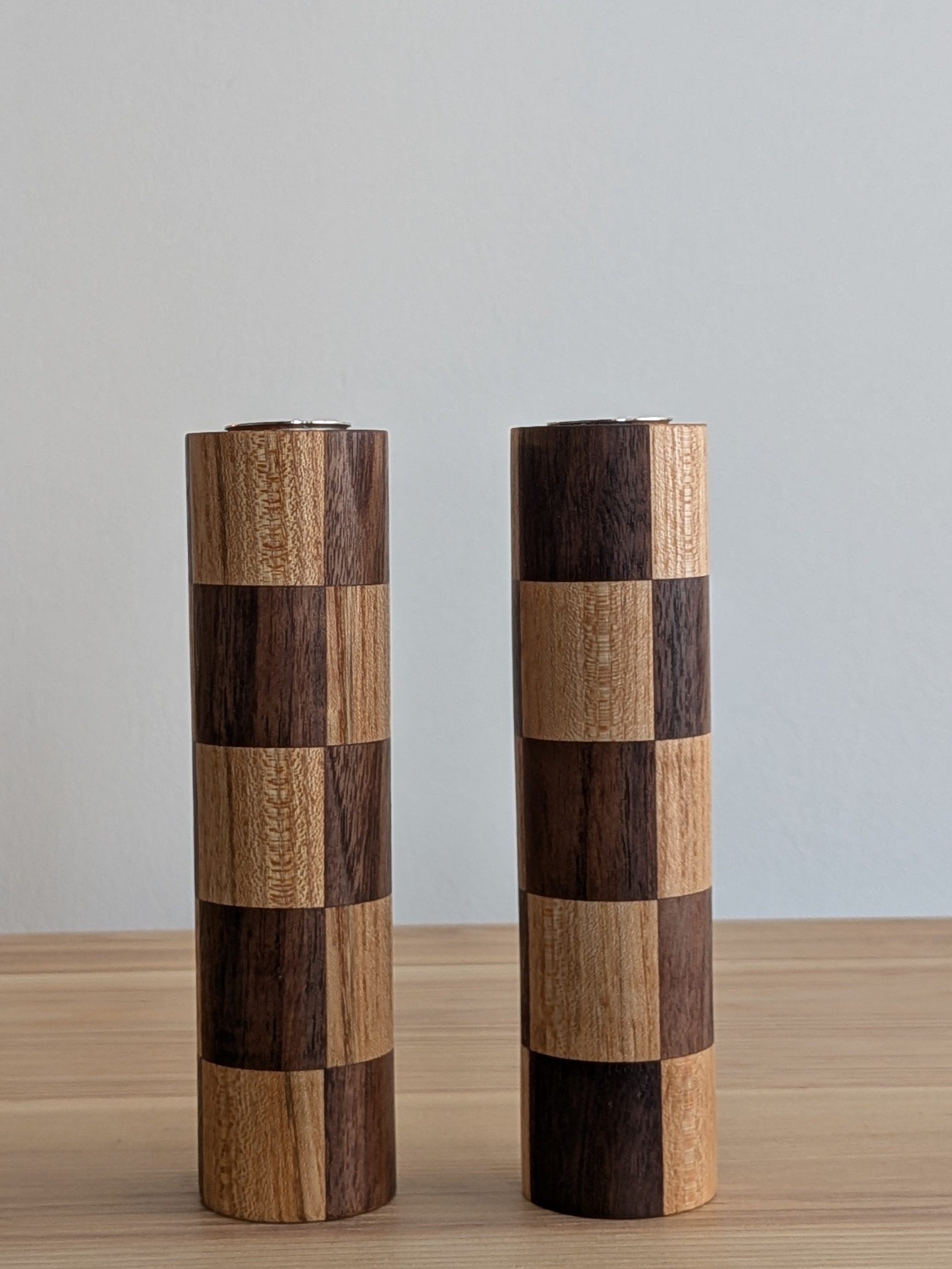  פמוטים לנרות שולחן -כל פמוט הוא פסל קטן ואישי, המיוצר בעבודת יד.

עץ אגוז