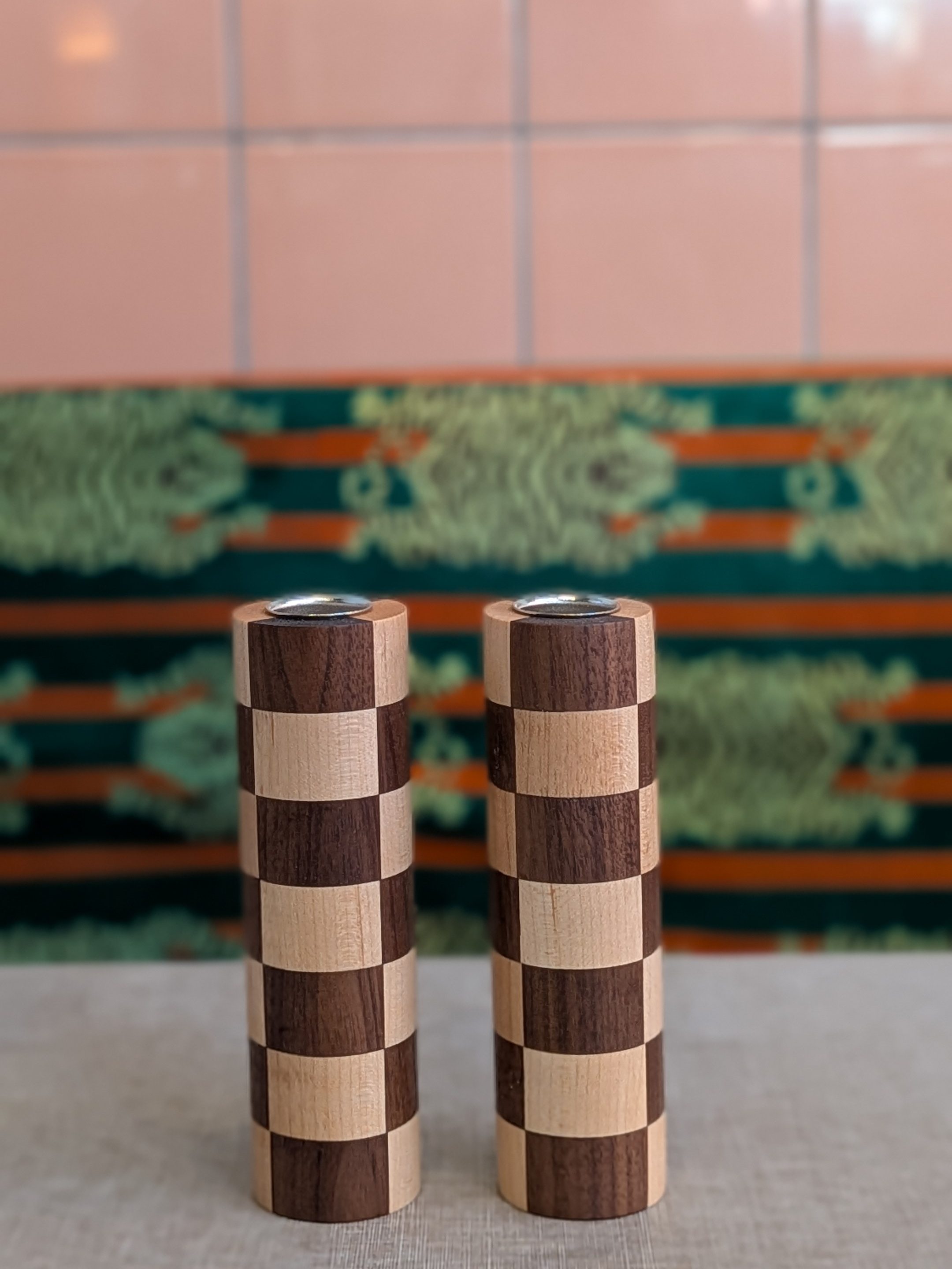 פמוטי עץ מעוצבים לנרות שולחן, אותם אני יוצרת בעבודת יד פה בתל אביב. 