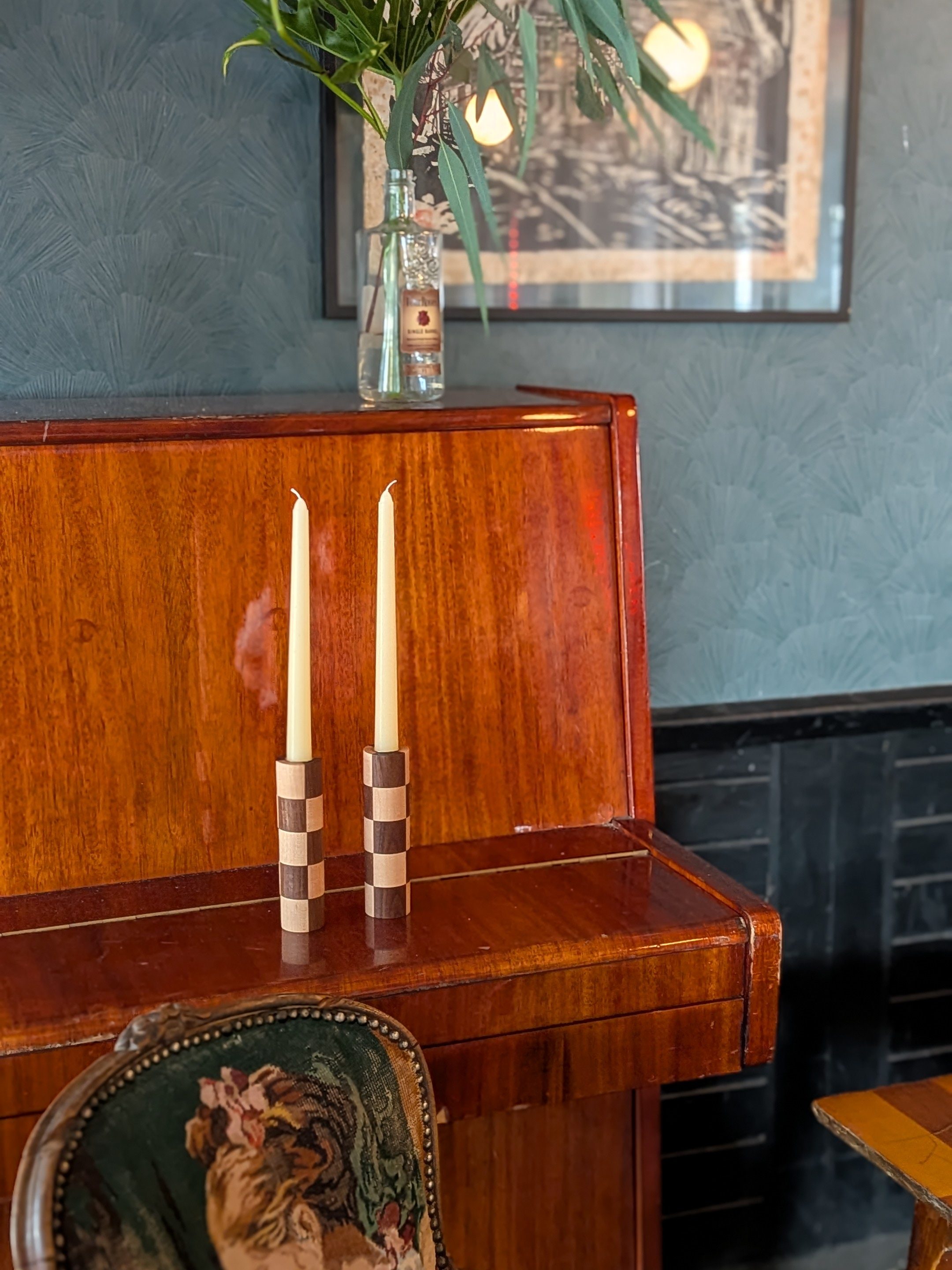 פמוטי עץ משובצים, מייפל ואגוז, לנרות שולחן, מיוצרים בעבודת בתל אביב. פמוטים מושלמים כמתנות לחג או כפריטי עיצוב יחודיים לבית. 