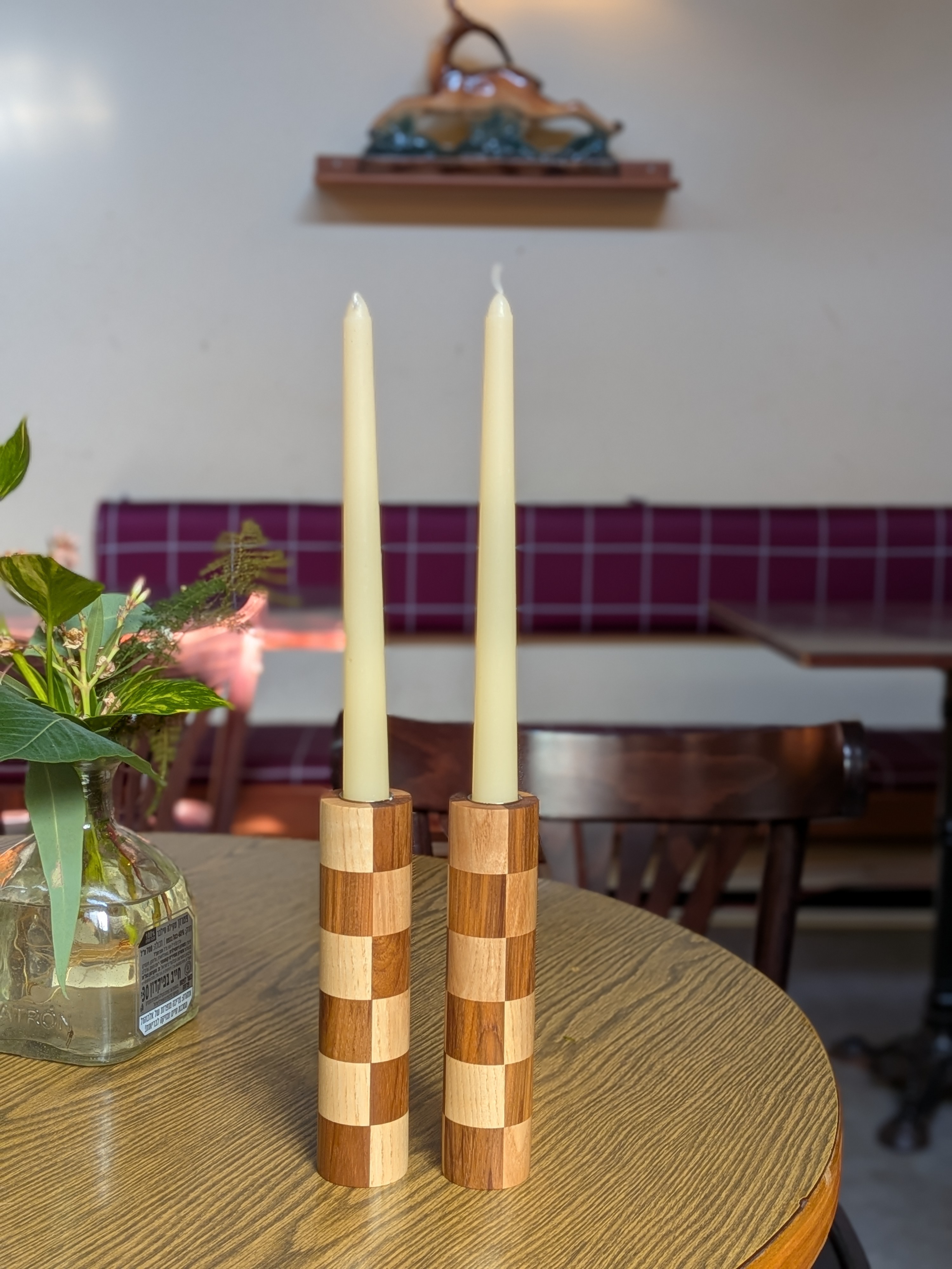 פמוטי עץ משובצים מעץ טיק לנרות שולחן, מיוצרים בעבודת יד. עיצוב ויצור מקומי. הפמוטים מושלמים כמתנות לחג או כפריטי עיצוב יחודיים לבית. 