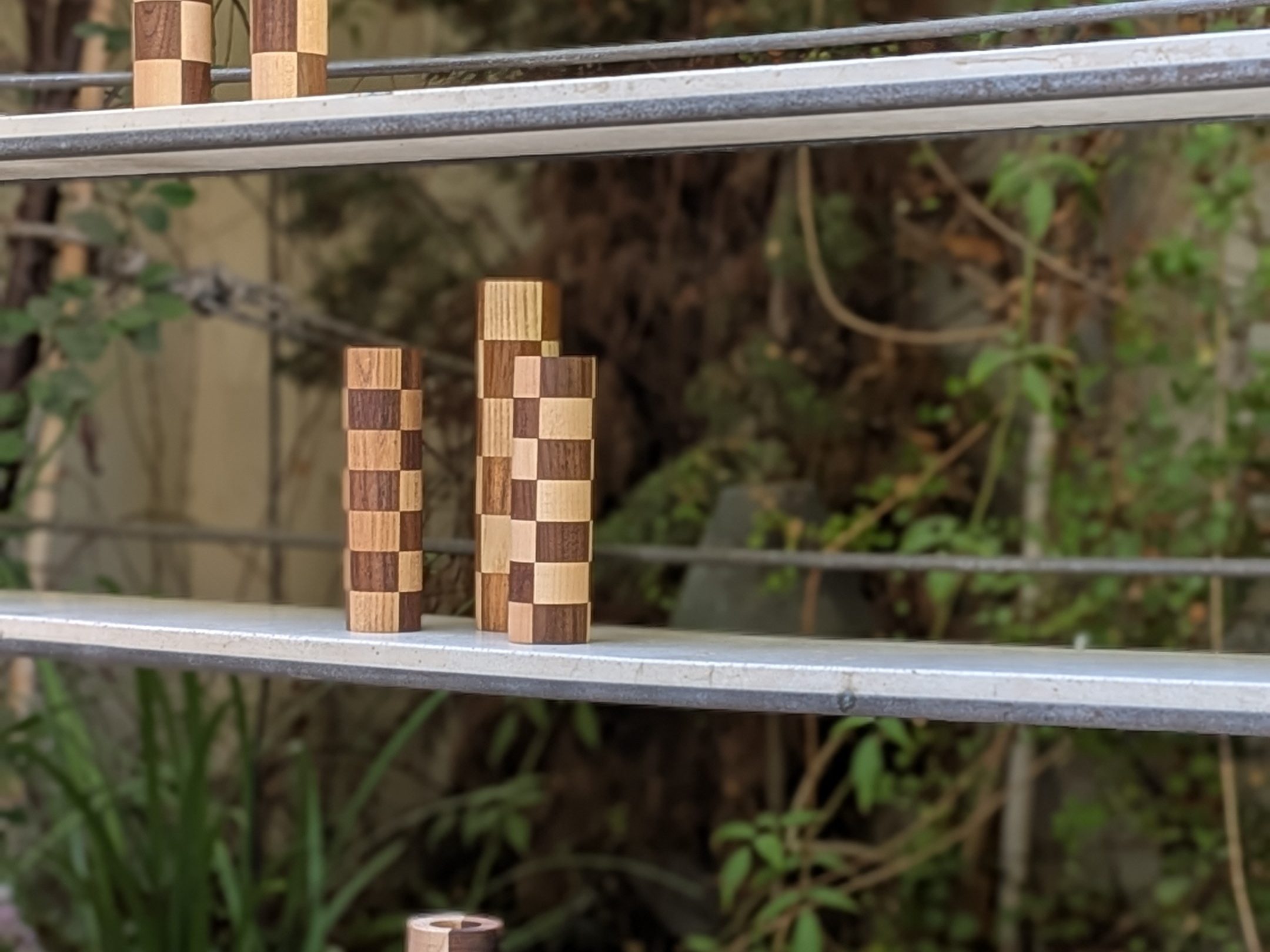 פמוטים מעוצבים לנרות שולחן, אותם אני יוצרת בעבודת יד פה בתל אביב. עץ אגוז ומייפל