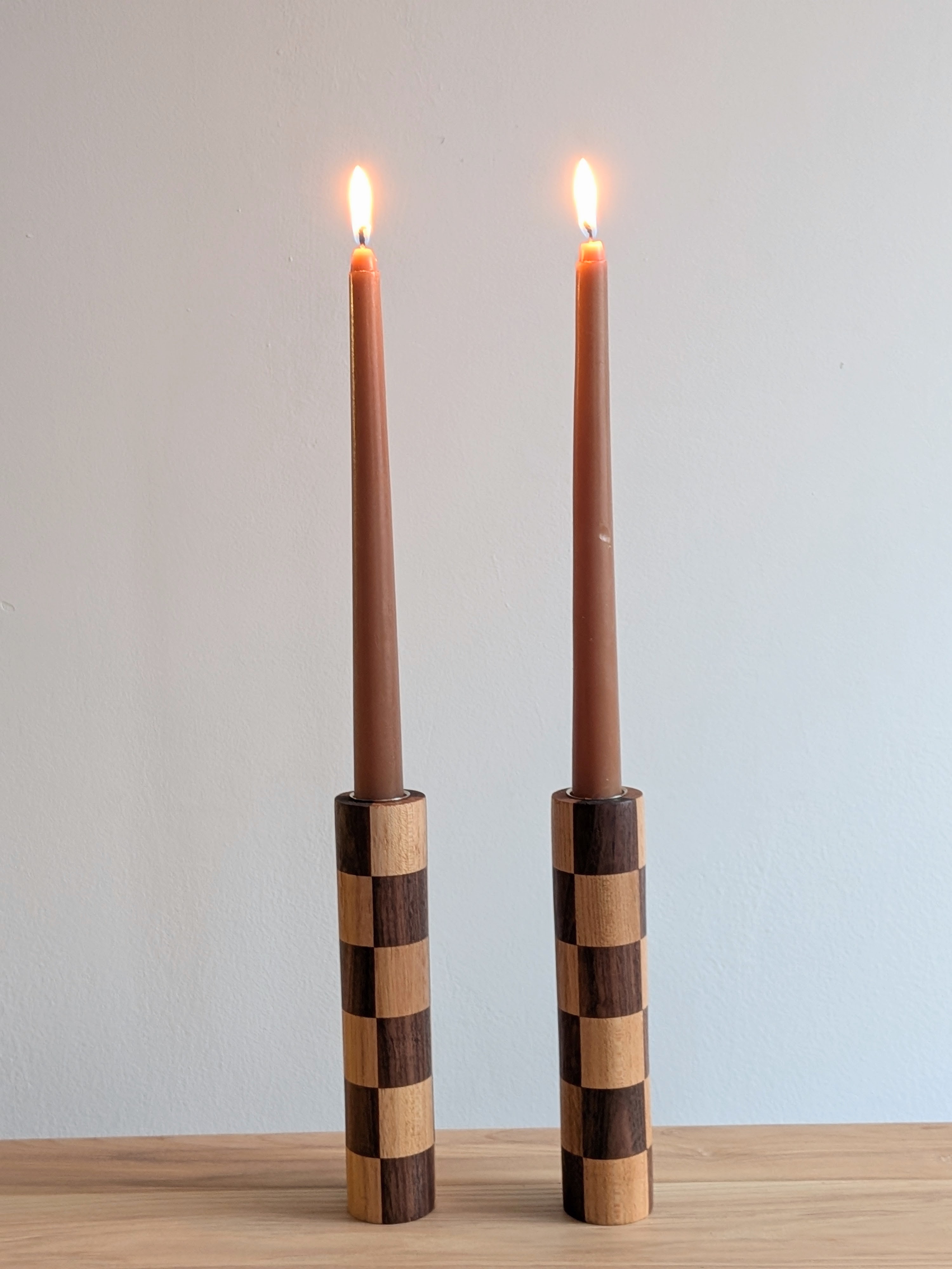  פמוטים לנרות גבוהים. כל פמוט הוא פסל קטן ואישי, המיוצר בעבודת יד.
עץ אגוז אמריקאי וארופאי. רעיון למתנה לחג