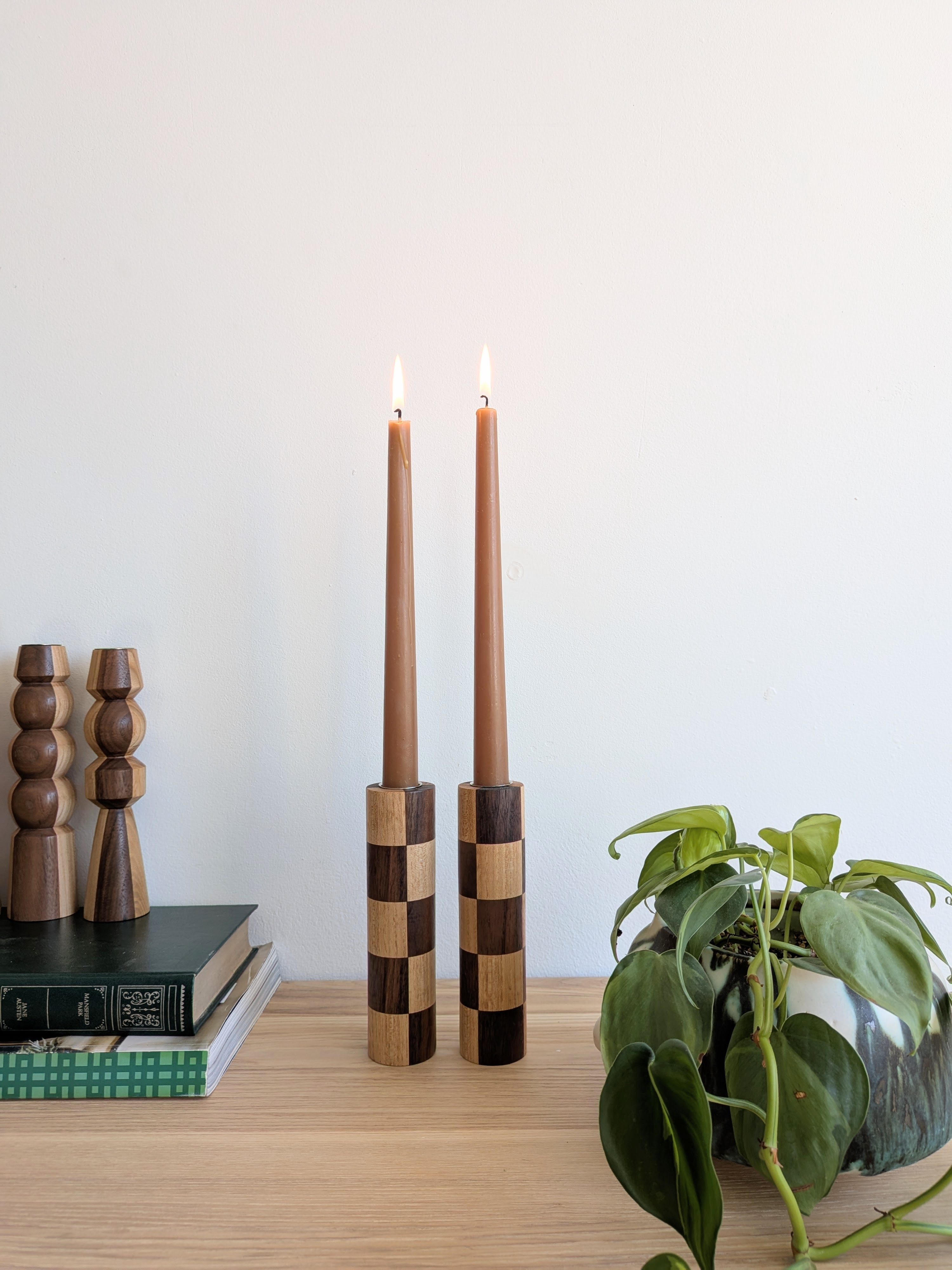 פמוטי עץ משובצים מעץ אגוז לנרות שולחן, מיוצרים בעבודת יד בתל אביב. פמוטים מושלמים כמתנות לחג או כפריטי עיצוב יחודיים לבית. 