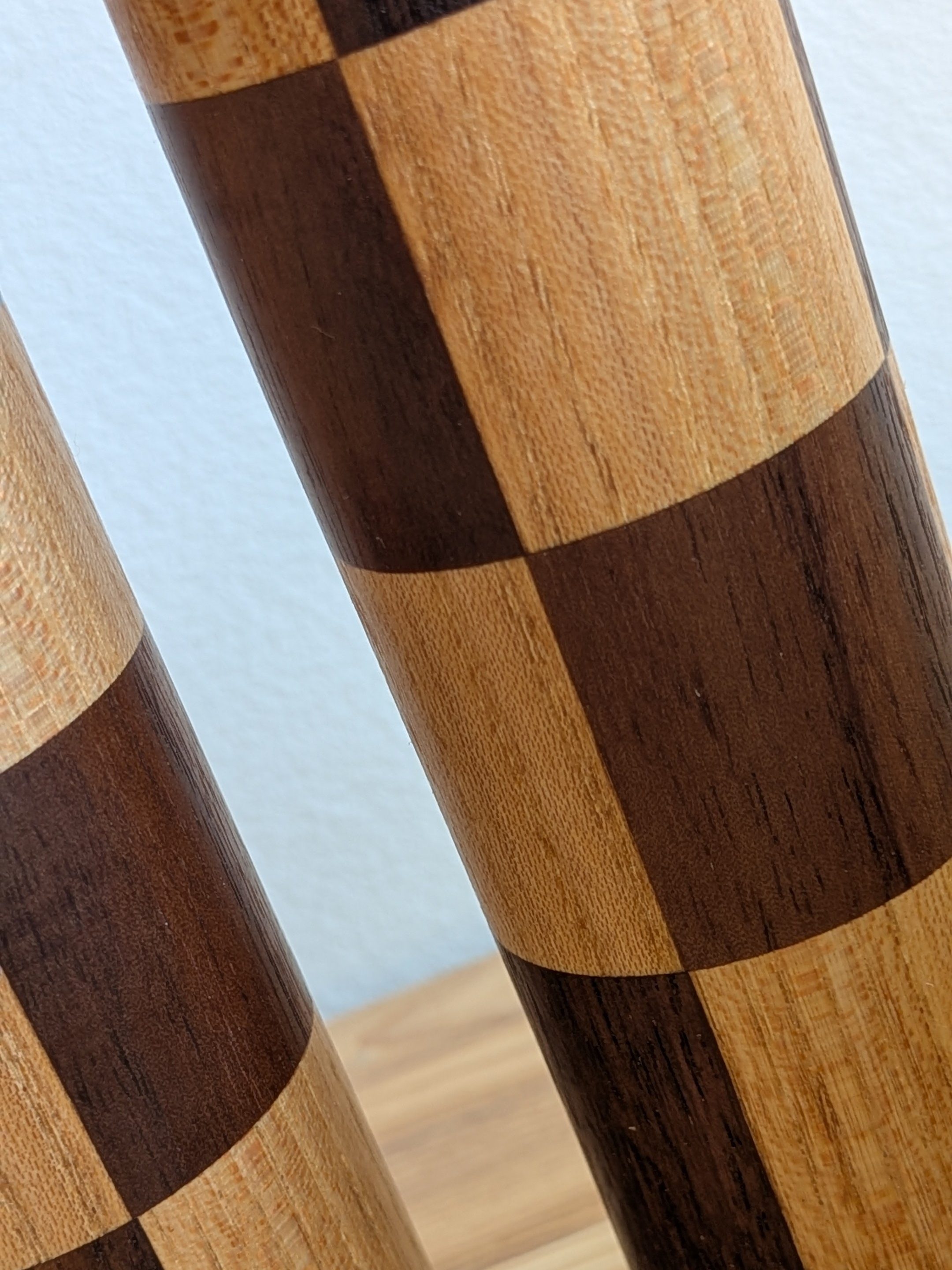  פמוטים לנרות שולחן. כל פמוט הוא פסל קטן ואישי, המיוצר בעבודת יד.
עץ אגוז אמריקאי וארופאי. מושלם כמתנה לחג