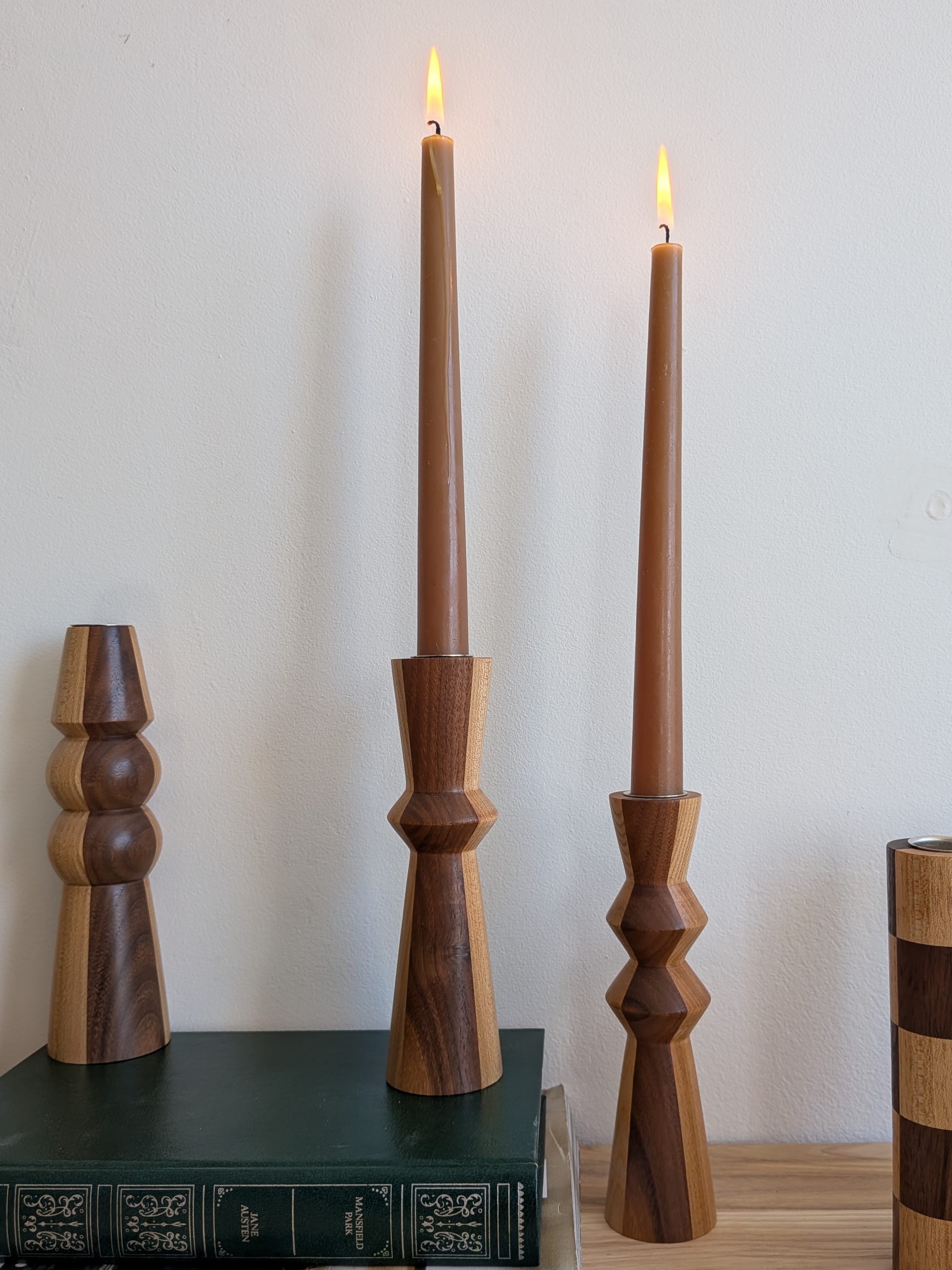 פמוטים שהם פסלים מיוחדים, אותם אני יוצרת בעבודת יד פה בתל אביב. כל פמוט הוא מיוחד במינו