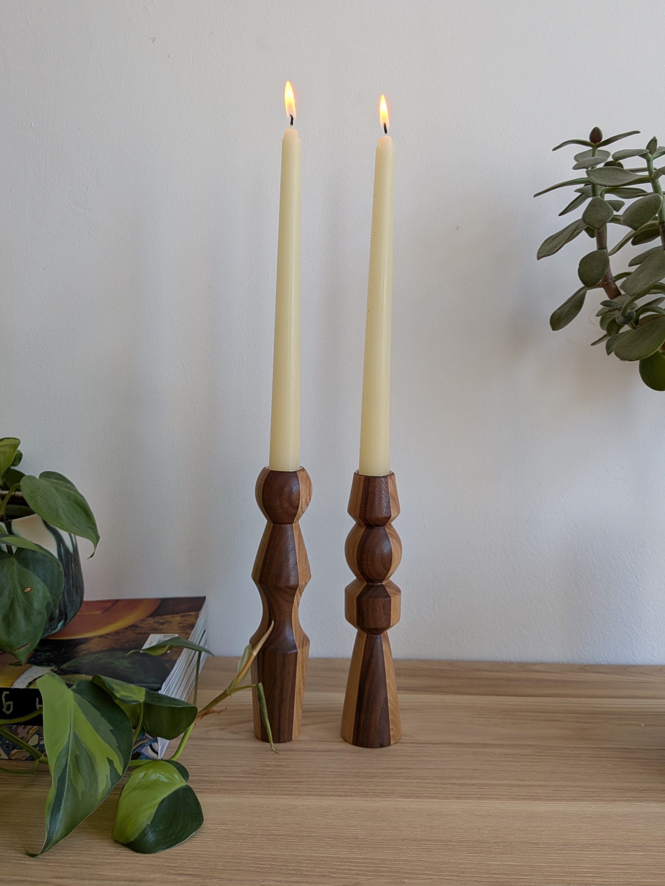  פמוטים לנרות שולחן - פמוטים מפוסלים - פמוטי עץ - פמוט עבודת יד - פמוטים מיוחדים - פריטי עיצוב ישראלי

הדלקת נרות מזמינה רגעים של קרבה וכוונה. 

כל פמוט מיוצר בעבודת יד במחרטה, ולכן אין שניים זהים.

פמוטים שהם פסלים מיוחדים, אותם אני יוצרת בעבודת יד פה בתל אביב. כל פמוט הוא מיוחד במינו