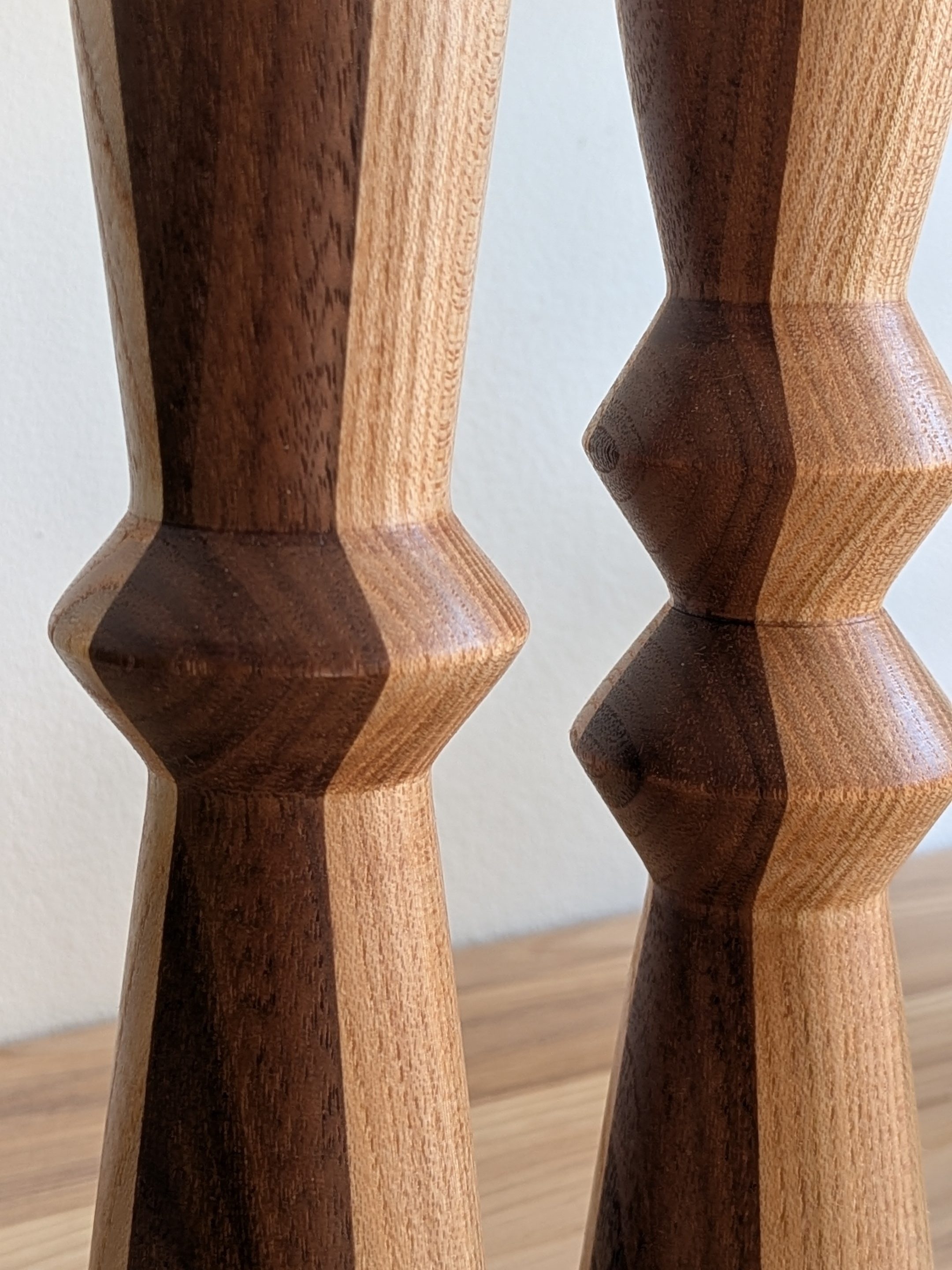  פמוטים לנרות שולחן - פמוטים מפוסלים - פמוטי עץ - פמוט עבודת יד - פמוטים מיוחדים - פריטי עיצוב ישראלי

הדלקת נרות מזמינה רגעים של קרבה וכוונה. 

כל פמוט מיוצר בעבודת יד במחרטה, ולכן אין שניים זהים.

פמוטים שהם פסלים מיוחדים, אותם אני יוצרת בעבודת יד פה בתל אביב. כל פמוט הוא מיוחד במינו