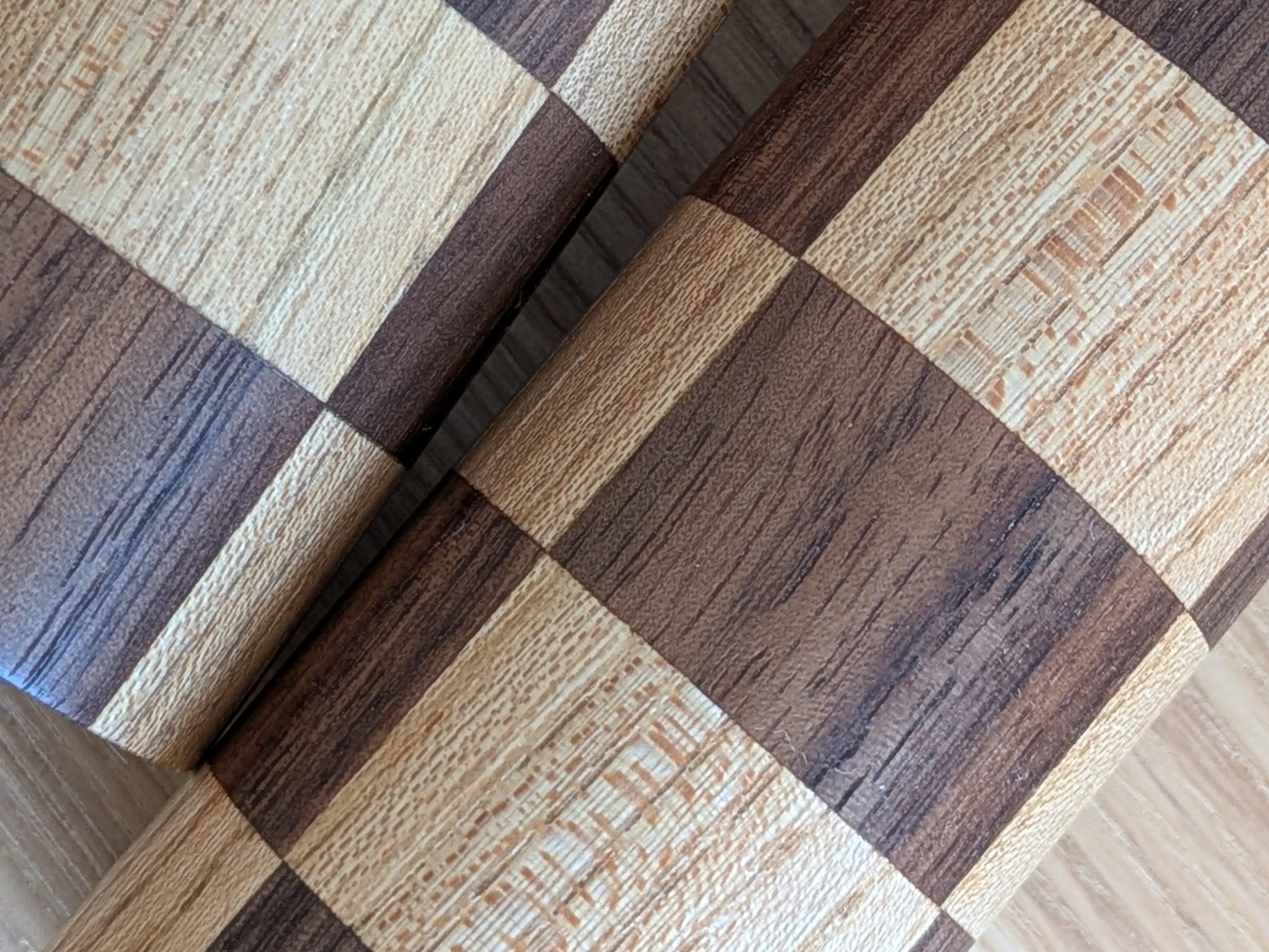  פמוטים לנרות שולחן -כל פמוט הוא פסל קטן ואישי, המיוצר בעבודת יד.

עץ אגוז אמריקאי וארופאי