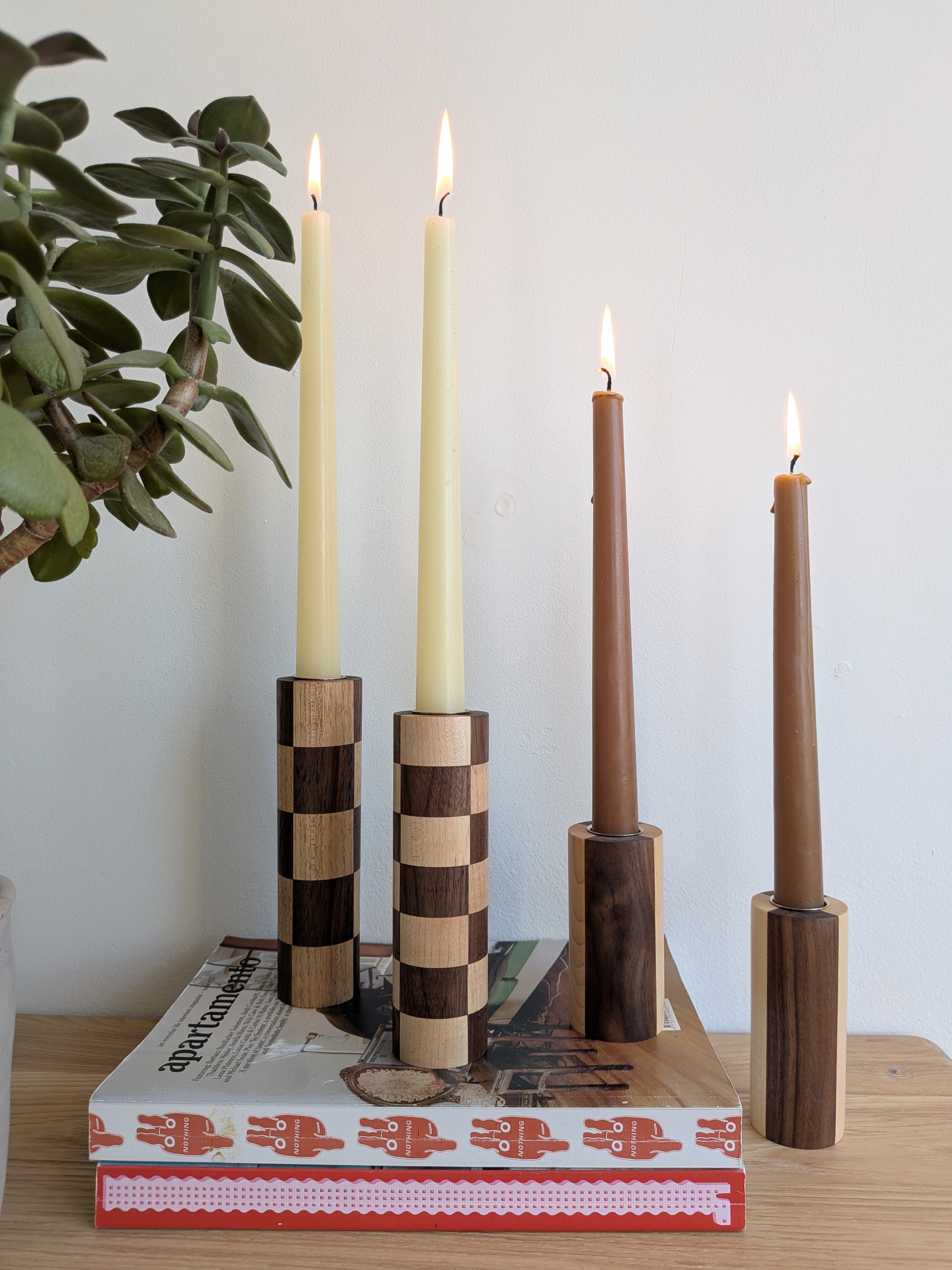  פמוטים לנרות שולחן. כל פמוט הוא פסל קטן ואישי, המיוצר בעבודת יד.
עץ מלא