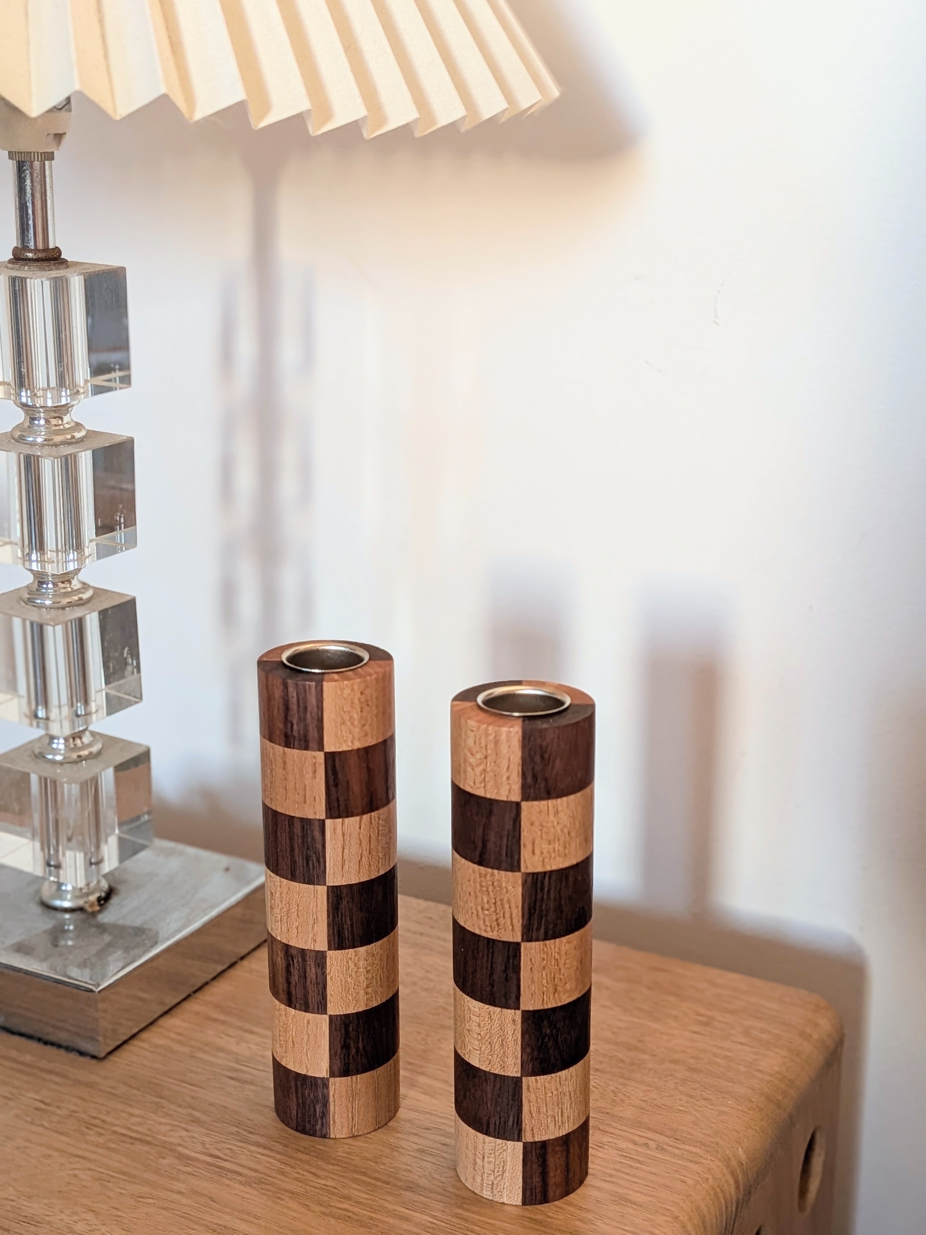 פמוטי משבצות גבוהים לנרות שולחן, מיוצרים בעבודת יד בתל אביב. עץ אגוז.  פמוטים מושלמים כמתנות לחג או כפריטי עיצוב יחודיים לבית. 