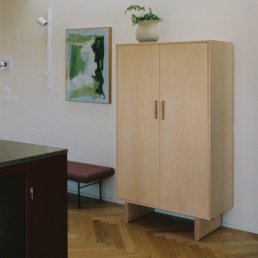 ארון מעוצב שיכול לשמש גם שידת כניסה, רהיט פיסולי לסלון או או אחסון לחדר שינה, עם ידיות מיוחדות